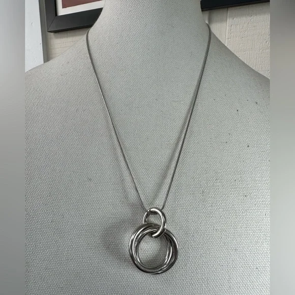 Older silvertone floating circles necklace - Picture 1 of 6